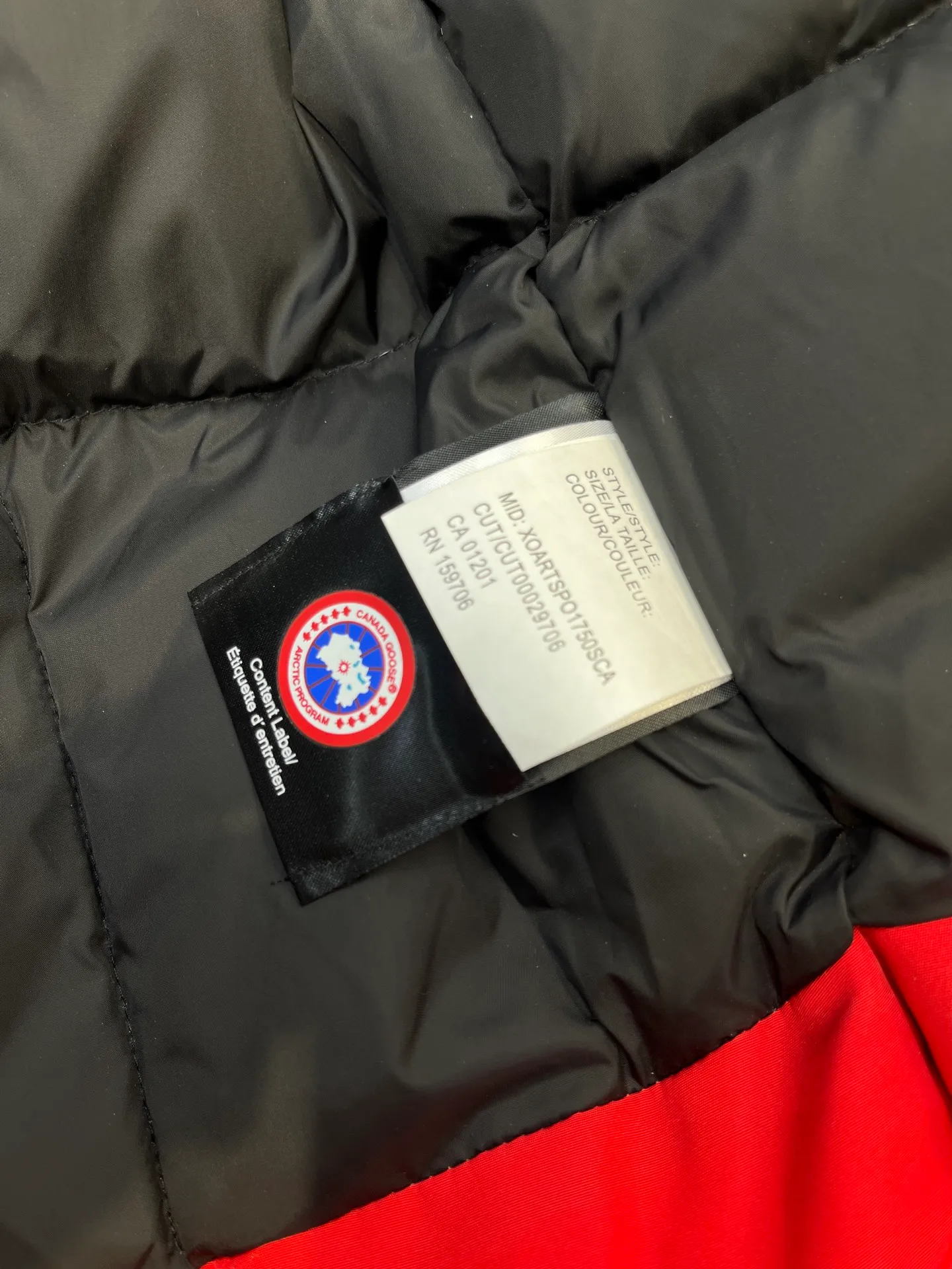 P840 𝘾𝘼𝙉𝘼𝘿𝘼 𝙂𝙊𝙊𝙎𝙀Big Goose 13# The design of Big Goose 13 is simple and elegant, a little longer than the 08 model, more suitable for men and suitable for business people. This down jacket is popular for its simple design, which is not only practical but also has a certain sense of fashion. In terms of applicability, the Daye 13 model provides good thermal insulation performance. Its thermal insulation coefficient is level 5, which can provide enough warmth and is suitable for wearing in cold environments. In addition, the Daye 13 model also has a high cost performance. Compared with other models, it provides a better balance between price and performance, making it more competitive in the market.  size：xs-xxl